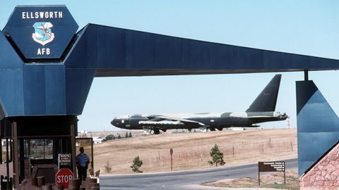 Yo‘lovchi samolyoti adashib Janubiy Dakotadagi harbiy bazaga qo‘ndi