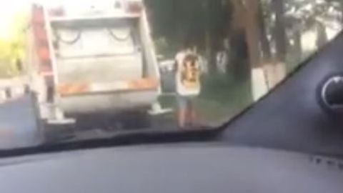 Видео: Тошкентда роллерни шатакка олган чиқинди ташувчи машина