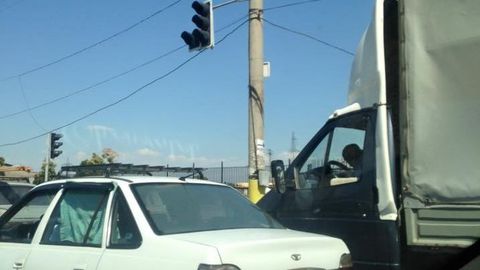Foto: Holati shamolga qarab o‘zgaruvchi Qo‘yliqdagi svetofor