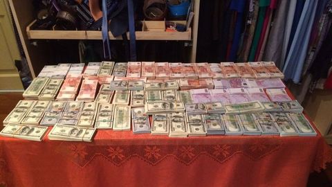 Россия федерал божхона хизмати бошлиғи уйидан топилган йирик суммадаги маблағ шахсий жамғармаси эканлигини айтди