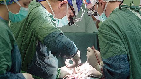 Россиялик кардиожарроҳлар дунёда илк бор юракда бир йўла уч мураккаб операцияни ўтказди