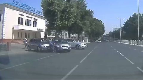 Фото: Амир Темур шоҳ кўчасига чиқишда йўлни бўлиша олмаган Cobalt’лар