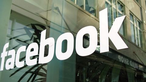 Facebook янгиликларни танлашдаги нохолислик ҳақидаги айбловлардан сўнг буни бажаришни роботларга топширди