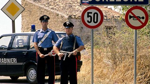 Italiyada mafiya bilan aloqalari sabab Korleone va Tropeya meriyalari tarqatib yuborildi