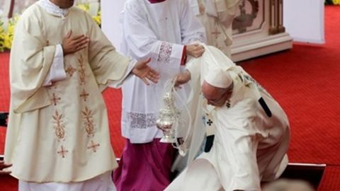 Rim papasi ibodat chog‘ida yiqilib tushgani sababini aytdi
