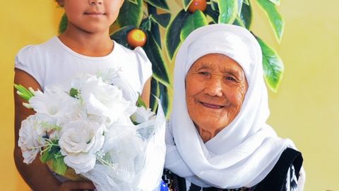 Qoraqalpog‘istonlik 102 yoshli Olmaxon momoga “Shuhrat” medali topshirildi