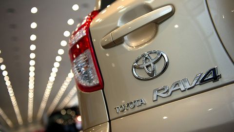 Toyota АҚШда 330 мингдан зиёд автомобилни илмоқ билан боғлиқ муаммолар туфайли чақириб олади