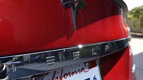 Tesla Motors электромобилидаги автопилот ҳайдовчи ҳаётини сақлаб қолди