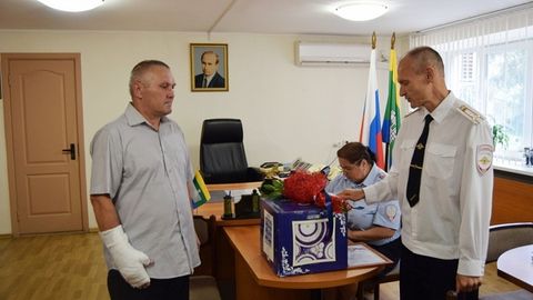 Екатеринбург полицияси 8-қават деразасидан қулаган қизчани тутиб олган эркакни мукофотлади