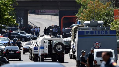 Ереванда полиция биноси қўлга олиниши чоғида ҳалок бўлган полициячилар сони уч кишига етди