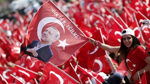 Туркия бош вазири ҳарбий тўнтаришга уринишдан сўнг 40 минг киши қўлга олинганини маълум қилди