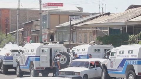 Ереванда полиция участкаси эгаллаб олиниши билан боғлиқ иш бўйича яна бир неча киши қўлга олинди