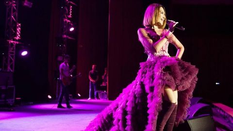 Lola Moskvadagi konserti uchun 120 metrli matodan ko‘ylak tiktirdi
