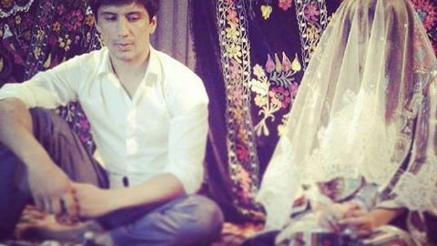 Фото: Йигитали Мамажонов — чимилдиқда. Ёнида келинчак билан