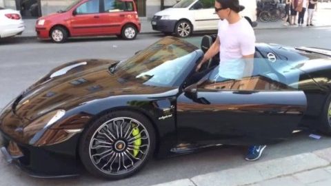 Zlatan Ibragimovich 1,8 mln yevrolik avtomobillarini Parijdan Manchesterga olib keldi