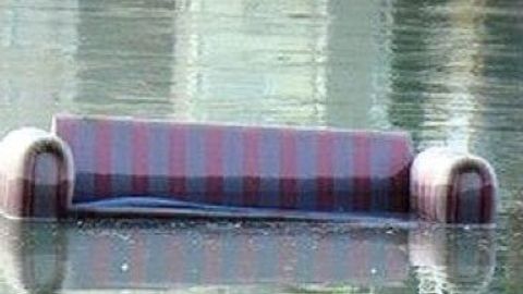 ОАВ: Олимпиада ўйинларида байдаркачи сувга ғарқ бўлган диванга урилиб, ағдарилиб кетди