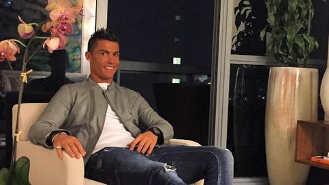 Ronaldu o‘zini politsiyachi qilib ko‘rsatib, do‘stlarini qo‘rqitdi (video)