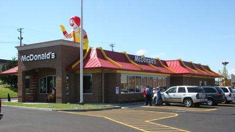 AQShdagi McDonald’s restoranining ikki mijozi burgerlarida qurt borligi haqida shikoyat qildi