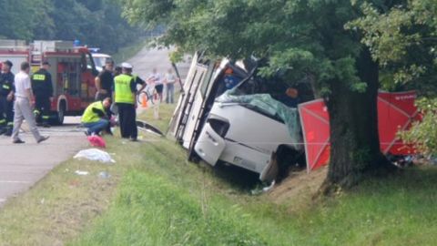 Польшада Украина фуқаролари бўлган автобус дарахтга бориб урилди, 5 киши ҳалок бўлди