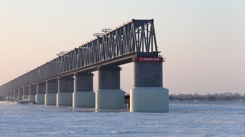 OAV faqat Xitoyga tegishli yarmi qurib bitkazilgan Rossiya-Xitoy ko‘prigiga e’tibor qaratdi