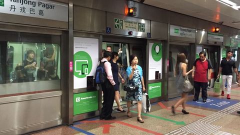 Singapurda metro poyezdi quyuq tutun tufayli to‘xtatildi (video)