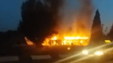 Видео: «Тошкент — Чиноз» йўлида «Камаз» юк машинаси ёниб кетди