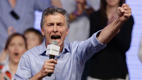 Argentinada namoyishga chiqqanlar prezident kortejiga tosh yog‘dirdi