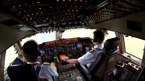 Voronejda oynasi darz ketgan Boeing favqulodda qo‘nishni amalga oshirdi