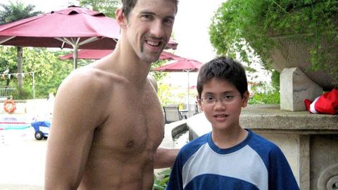 Майкл Фелпсга ҳавас қилиб, у билан суратга тушган болакай 8 йилдан кейин ўз кумирини ортда қолдирди