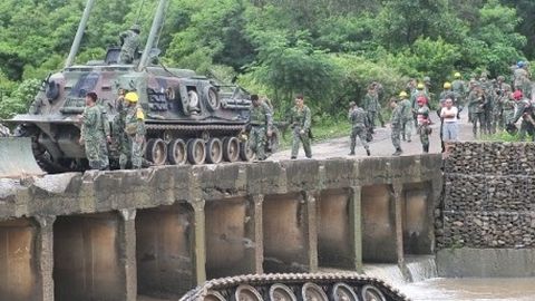 Tayvanda tankning daryoga tushib ketishi oqibatida 4 harbiy halok bo‘ldi