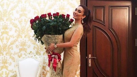 Видео: Хонанда Муниса Ризаева учун шамлар ва гуллар ёрдамида тайёрланган совға