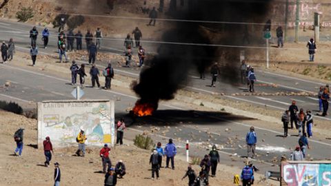 Боливиялик кончилар ўғирлаб кетилган ички ишлар вазири ўринбосарини дўппослаб ўлдирди