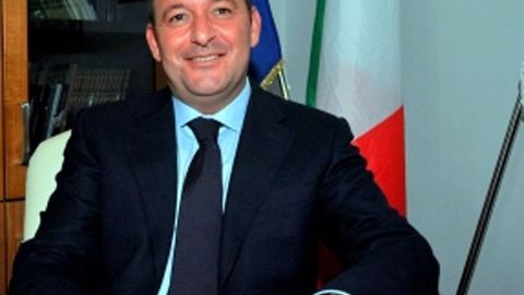 Mafiyaga aloqadorlikda gumon qilinayotgan italiyalik senatordan daxlsizlik huquqi olib tashlandi