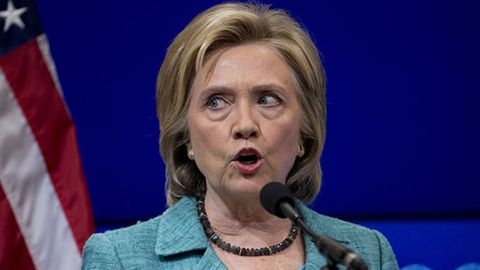 2012 йилда Бенгазидаги ҳужумда қурбон бўлганларнинг ота-оналари Ҳиллари Клинтонни судга берди