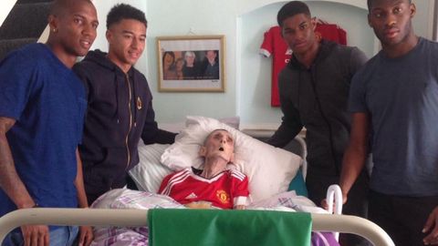 “Manchester Yunayted” futbolchilari muxlisining o‘limidan 45 daqiqa oldin uni yo‘qlashga borgandi