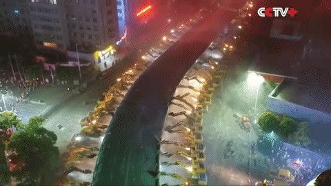 Хитойда 116 та экскаватор ёрдамида икки кечада эстакада йиғиштириб олинди (видео)