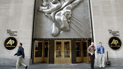 AP агентлиги «Сан-Бернардино мергани» смартфонини бузиб очиш ҳақидаги иш бўйича ФҚБни судга берди