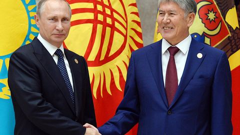 Putin Qirg‘iziston prezidentini Aleksandr Nevskiy ordeni bilan taqdirladi