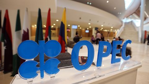 Reuters: ОПЕК мамлакатлари ноябрдан нефть қазиб чиқариш ҳажмини чеклашга келишиб олди