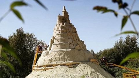 Германияда дунёдаги энг катта қум қаср тикланди