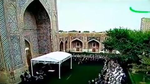 Video: Samarqanddagi Tillakori masjidida Islom Karimovga janoza namozi o‘qildi