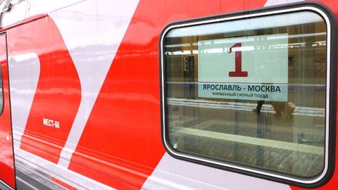 Россияда йўловчи поезди енгил автомобиль билан тўқнашиб кетди