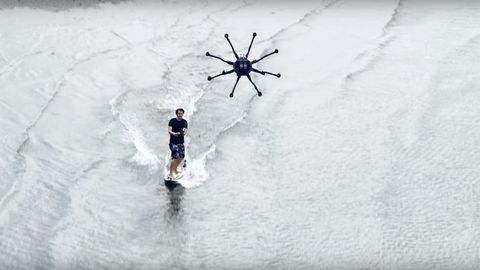 Video: Syorfer uchar dron yordamida suv to‘lqinlarida uchdi