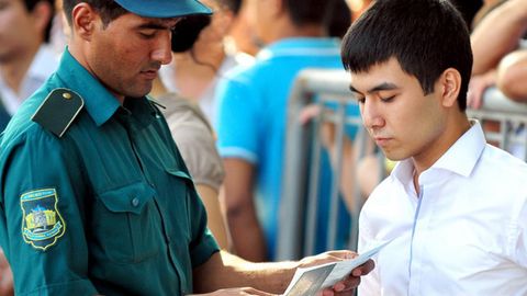 Ўзбекистонда ички ишлар ходимларига ғайриқонуний тинч намойишларни бартараф этишда қурол қўллаш тақиқланди