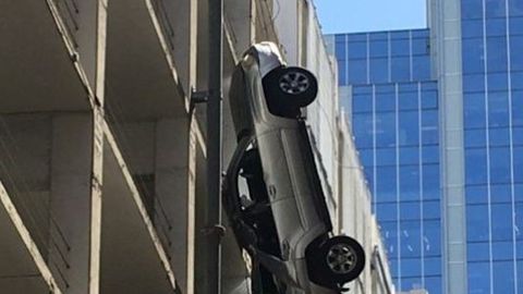 Texasda avtoturargohning 9-qavatidan mashinada qulagan haydovchi simlarga ilinib, omon qoldi (video)