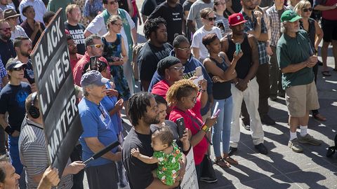AQShda politsiyaning odam o‘ldirishidan so‘ng afroamerikaliklar norozilik namoyishiga chiqdi