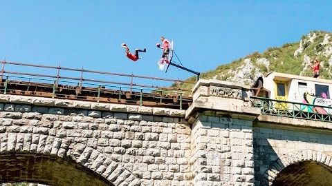 Video: yurib ketayotgan poyezddagi akrobatik basketbol