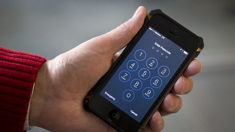 Amerika OAVlari FQB uchun kim va qanchaga iPhone maxfiy kodini buzib berganligini aniqlashga urinmoqda