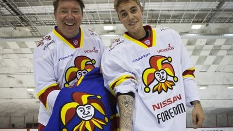 Жастин Бибер Финляндиянинг «Йокерит» хоккей клуби ўйинчилари билан машғулот ўтказди