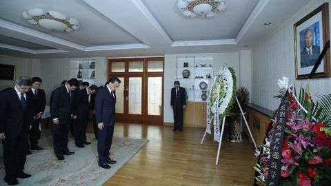 Xitoy bosh vaziri O‘zbekistonning elchixonasiga tashrif buyurdi va ta’ziya izhor etdi